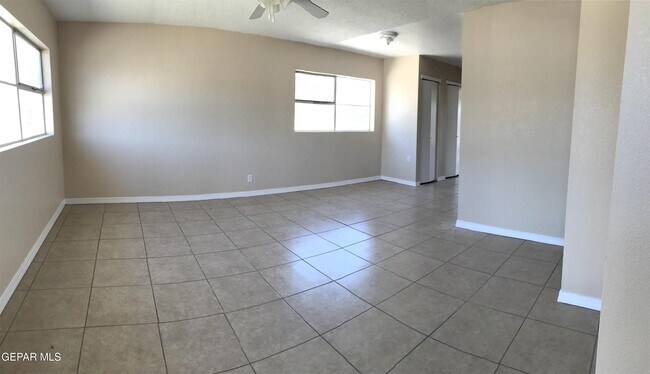 Foto del edificio - 8300 Capitan Cir