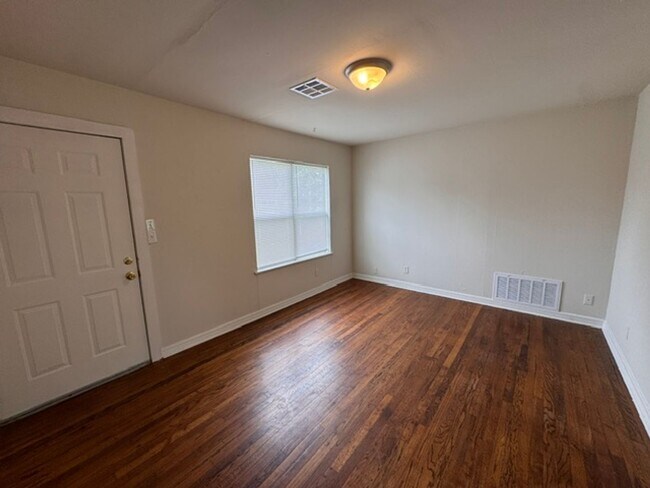 Foto del edificio - 2 bed 1 bath huge outdoor space and one car garage in Norman!