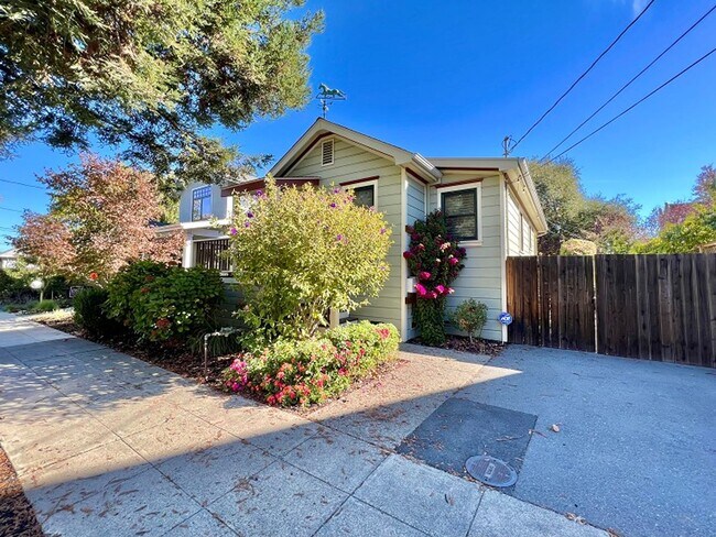 Building Photo - Two Bedroom Downtown Napa Gem