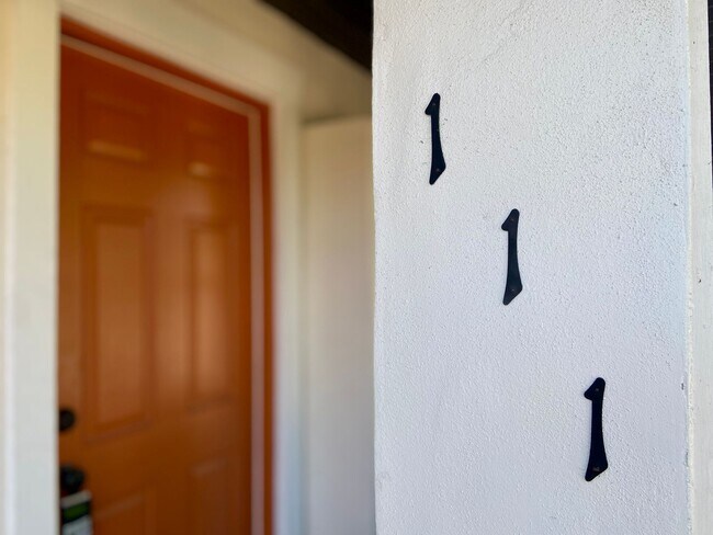 Foto del edificio - ONE MONTH FREE! Second Floor 2 Bed, 1 Bath...