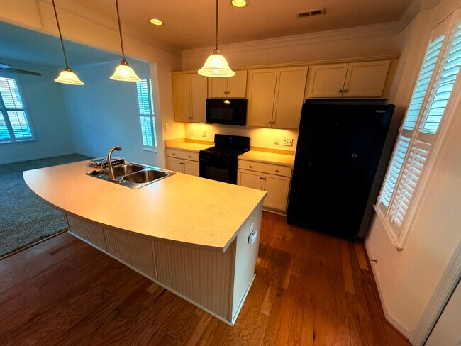 Foto del edificio - 8217 Center Path Ln