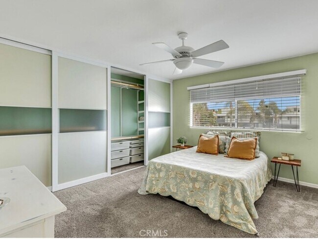 Building Photo - 1 Bedroom + Loft Condo in Huntington Beach