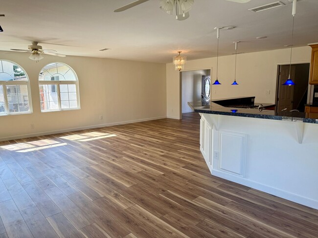 Foto del edificio - Four Bedroom Three Bath House