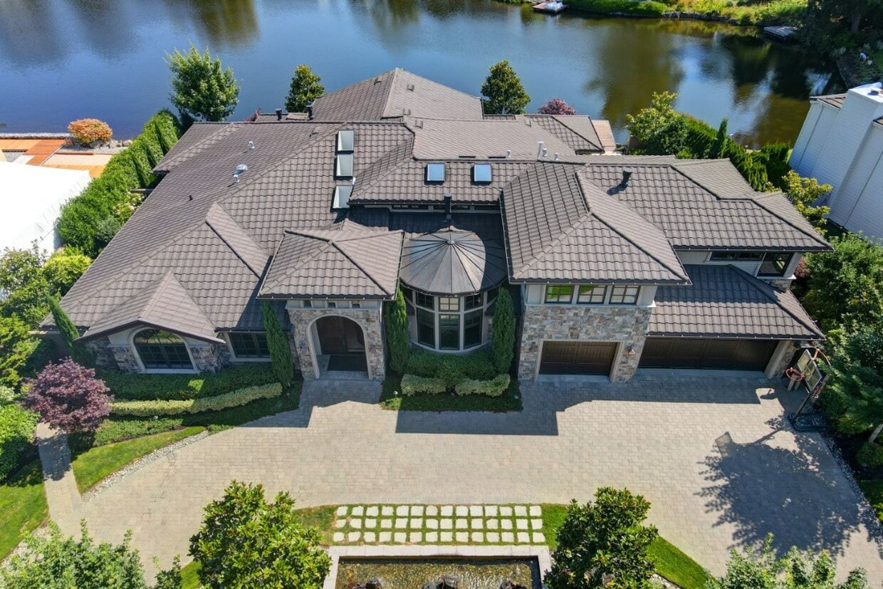 Primary Photo - 4Bd+Den/4.5Ba Clyde Hill House