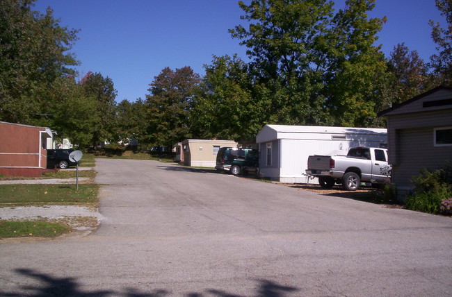 Mucho espacio de estacionamiento - Saluki Homes