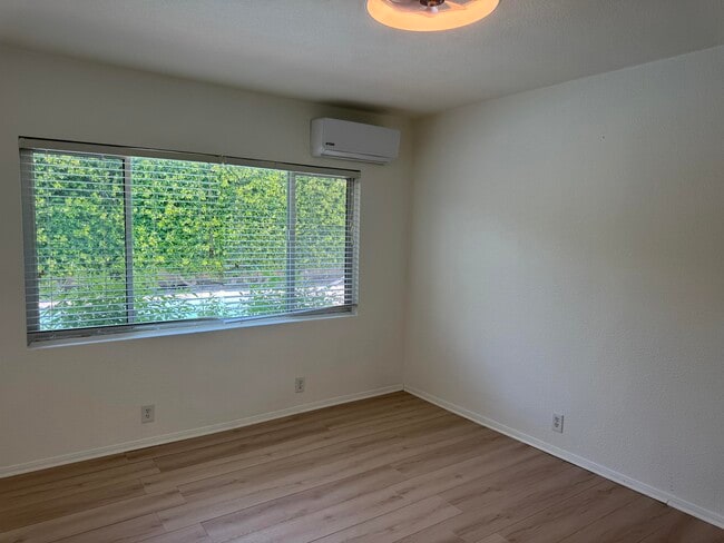 Building Photo - 502 Calle Santa Rosa S
