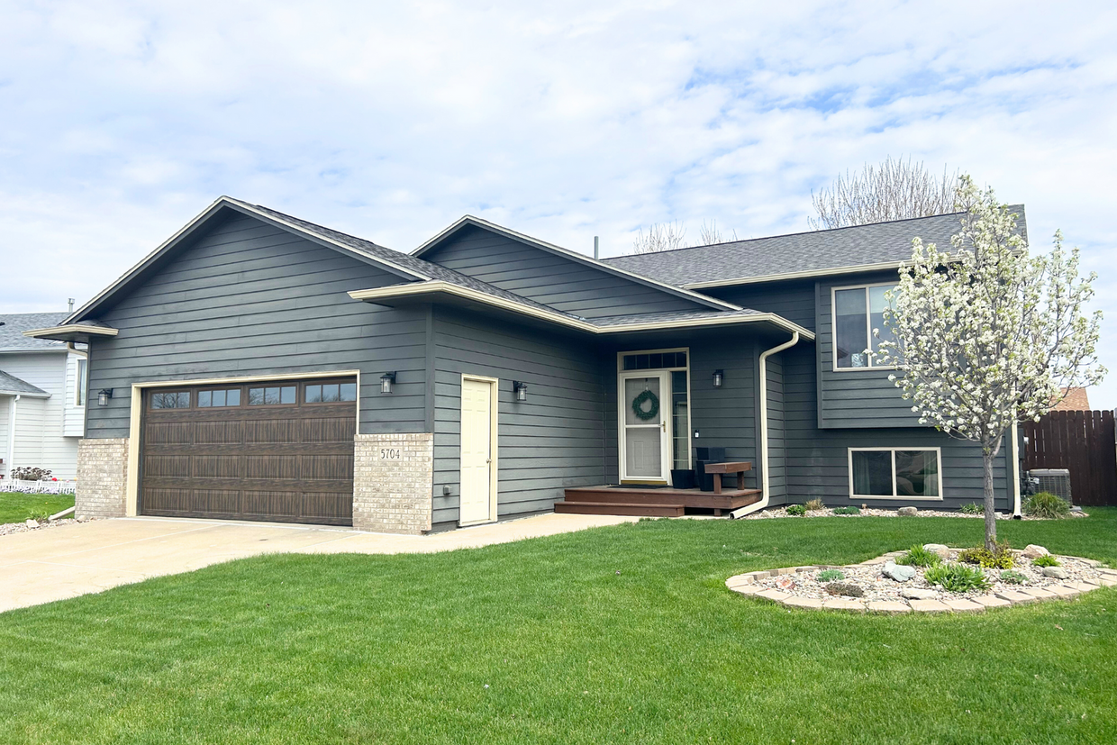 Foto principal - Spacious & Stylish Home in a Prime Location!