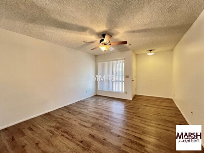 Foto del edificio - Great 3 bedroom home with lots of living s...