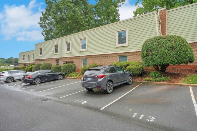 Foto del edificio - Charming 3BR Condo in Charlotte