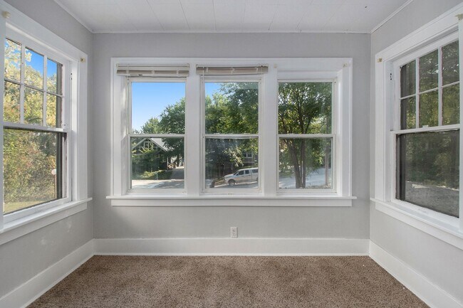 Foto del edificio - 2 Story 3 Bed 2 Bath, Off Street Parking!