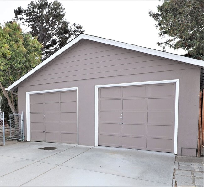 Building Photo - Beautifully updated 2 bed/1 bath Duplex in Redwood City with yard Available NOW!