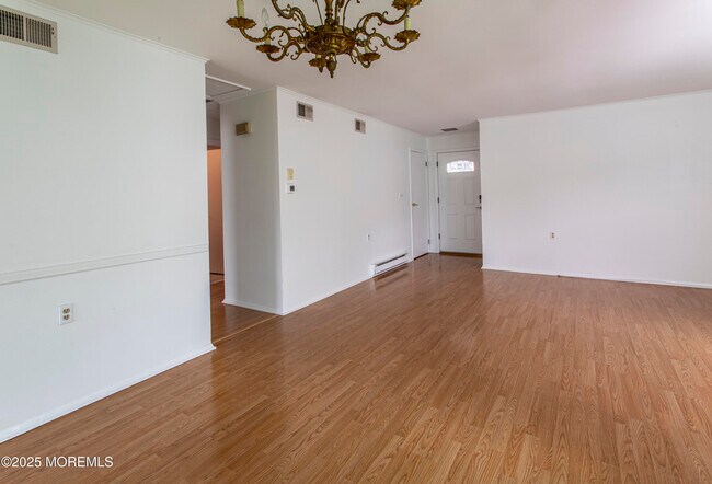 Building Photo - 73 Buckingham Dr N