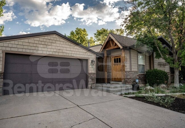 Building Photo - 809 E Pontiac Dr