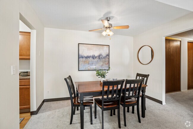 2 habitaciones, 1 baño - 830 pies cuadrados - Comedor - Oak Brook Gardens