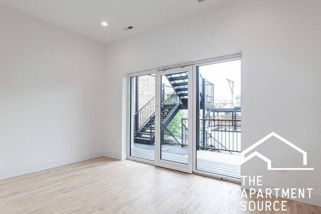 Building Photo - 3 bedroom in Chicago IL 60622