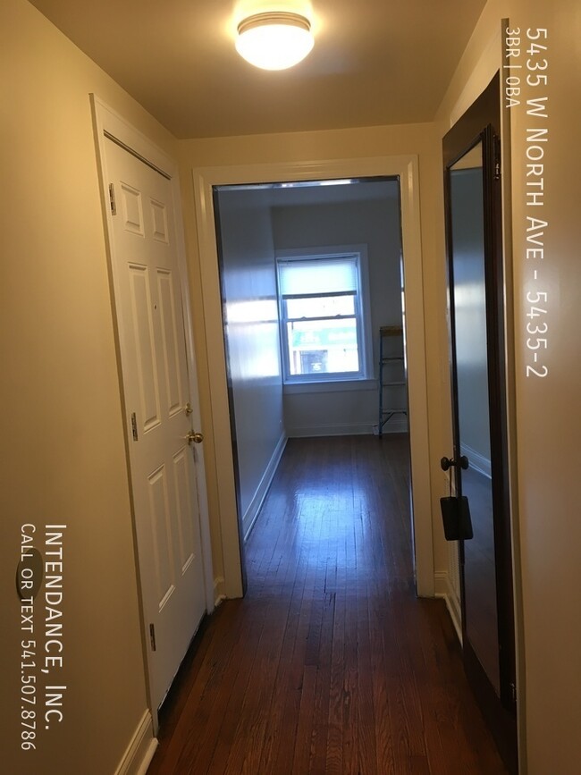 Building Photo - Spacious 3-Bedroom Apartment Available Now