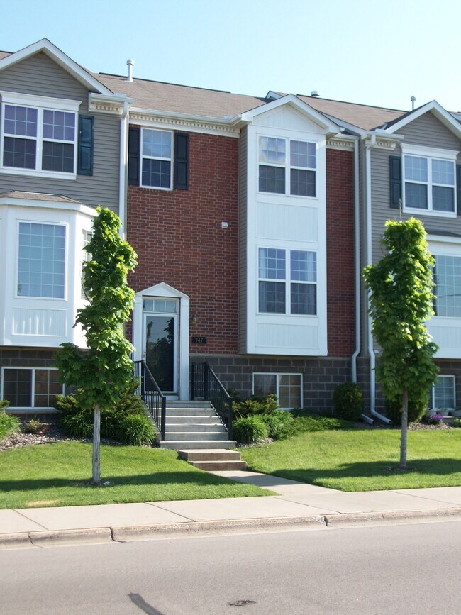 House Front - 747 2nd St NE