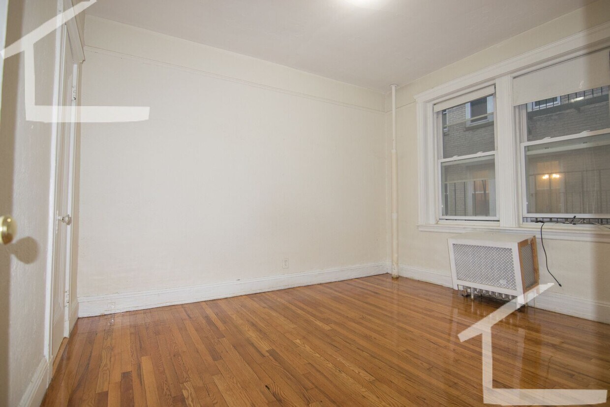 Building Photo - NO FEE! Available 9/1 Sunny 1bed split in ...