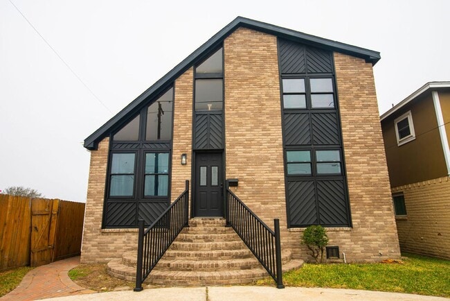 Spacious Modern Living - Spacious Modern Living House