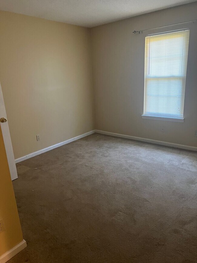 Building Photo - 621 Aztec Ln