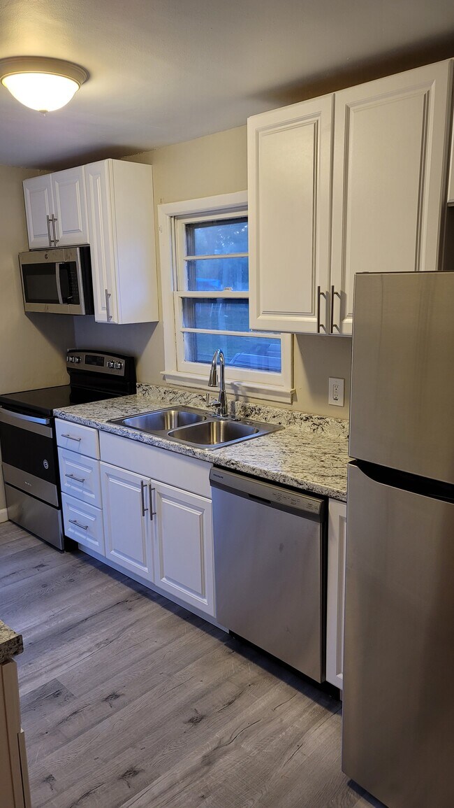 Building Photo - 924 Llano Pl