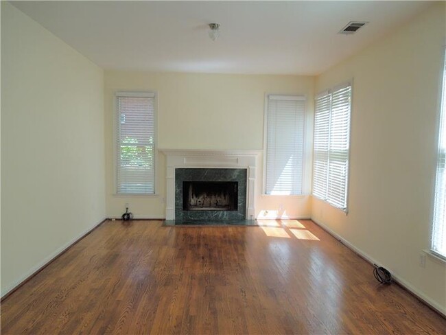 Building Photo - 340 Medridge Dr