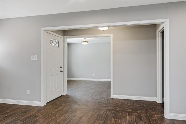 Building Photo - 1719 Longhorn Dr