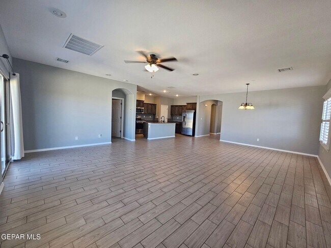 Foto del edificio - 7565 Wolf Creek Dr