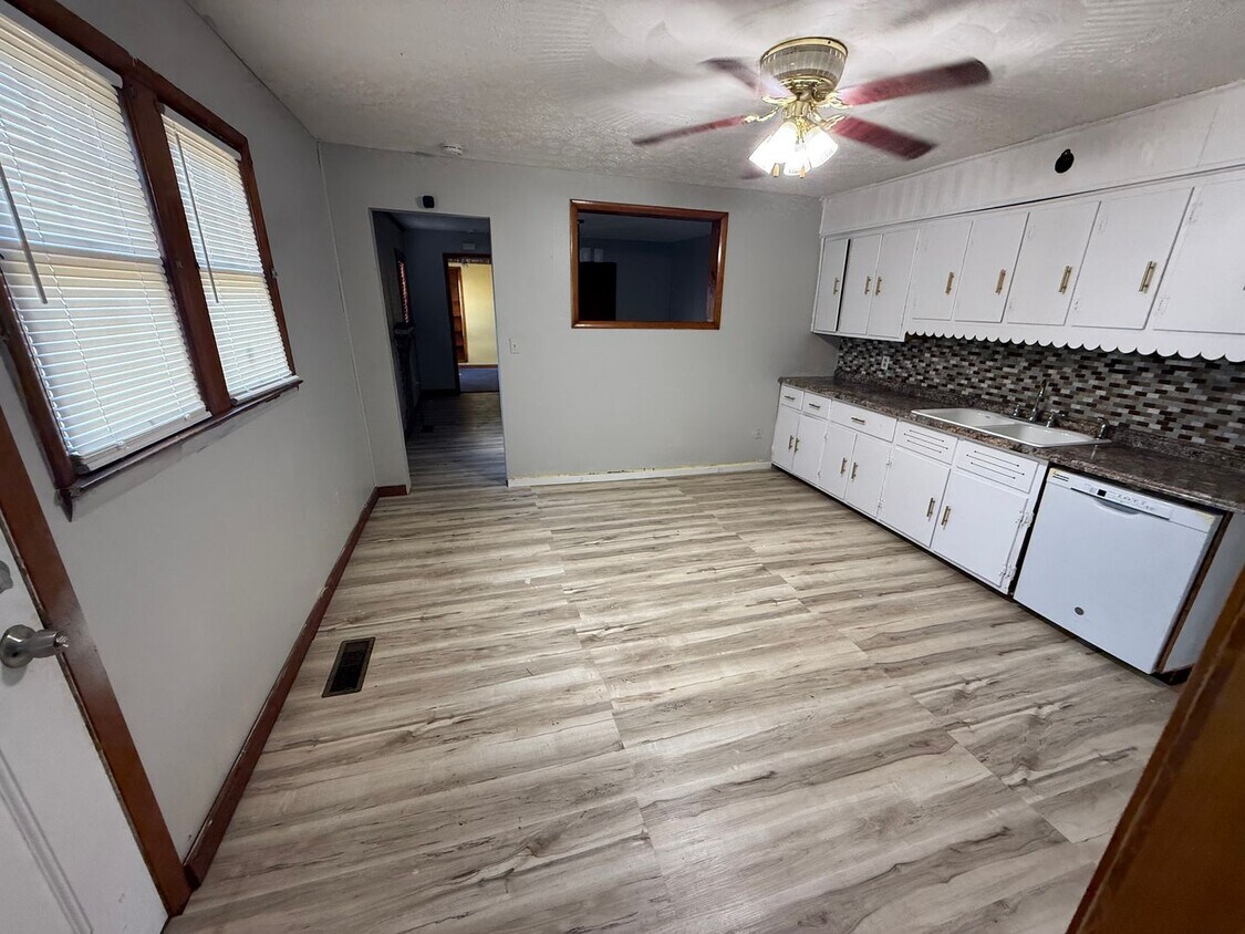 Foto principal - Three Bedroom Two Bath Home in Huntington
