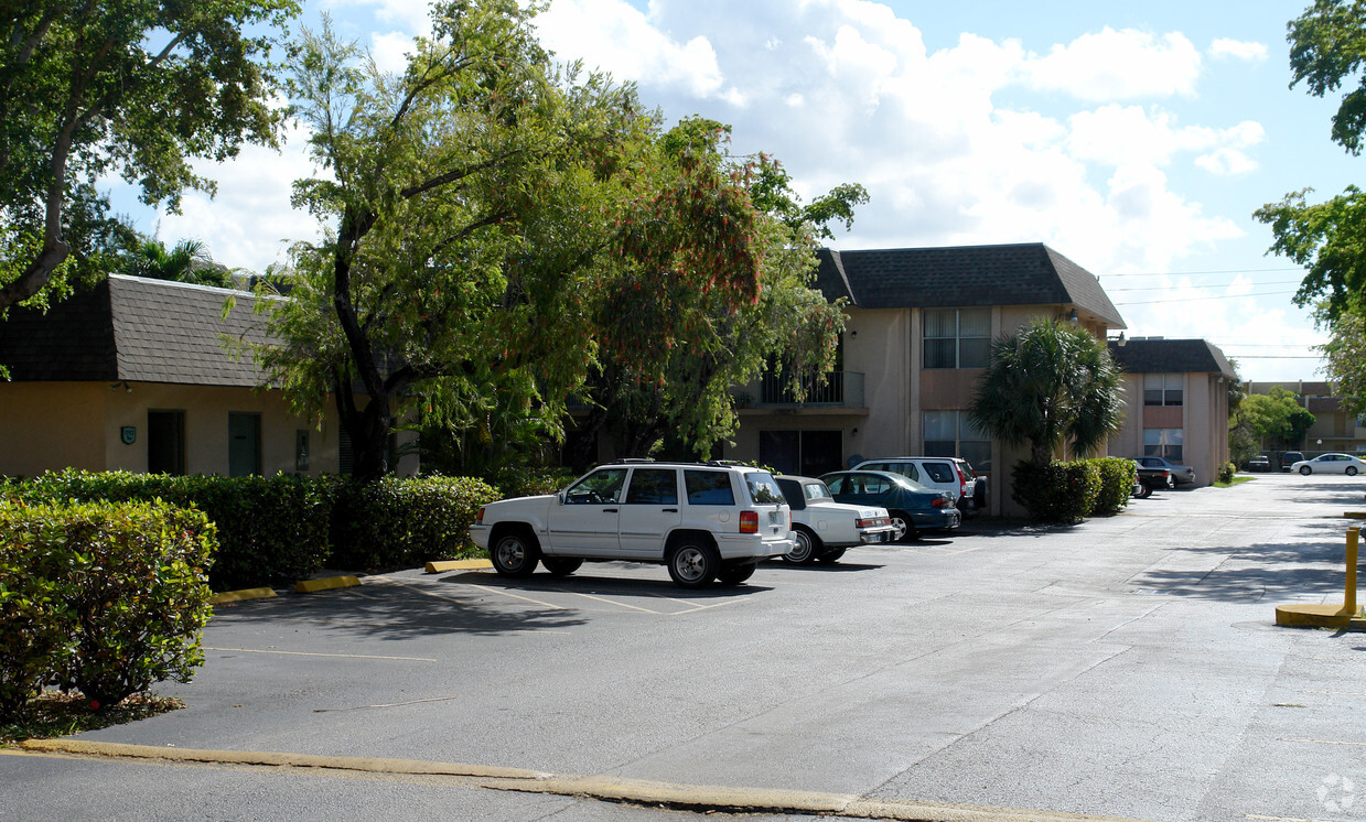 Building Photo - Westbrook Gardens Apartments