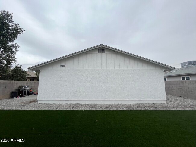 Foto del edificio - 2912 E Roeser Rd