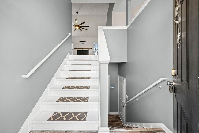 Building Photo - Pet Friendly Five Bedroom with Basement!