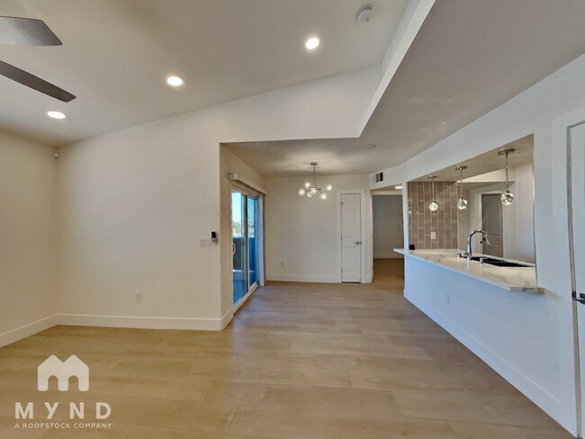 Foto del edificio - 9620 W Russell Rd