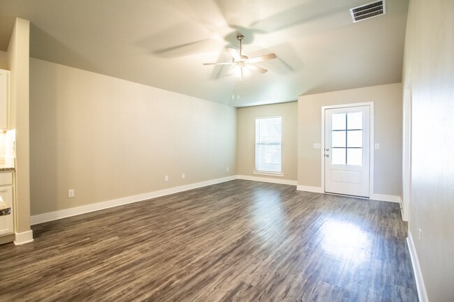 Building Photo - Beautiful 3 Bedroom 2 Bath house in Cooper...