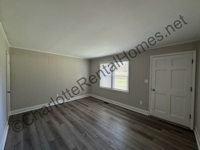 Building Photo - Nice updated brick ranch home