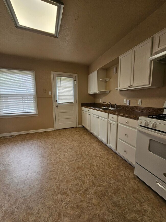 Foto del edificio - (2) Bed + Bonus Living Area in Core Norman...