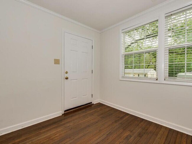 Foto del edificio - 5113 Valley Stream Rd