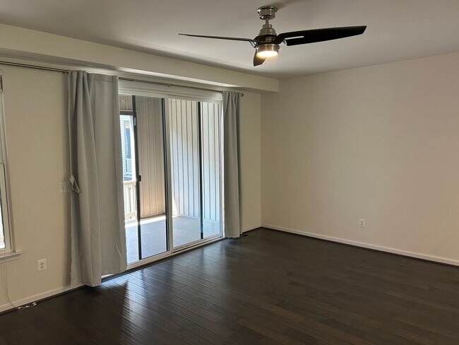Foto del edificio - 4 level townhome in Westmoore ready for mo...