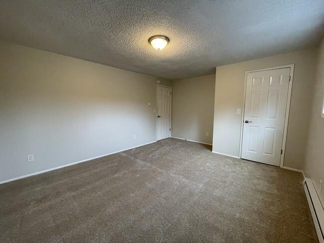 Master bedroom, with large closet - 1518 NE 195th St