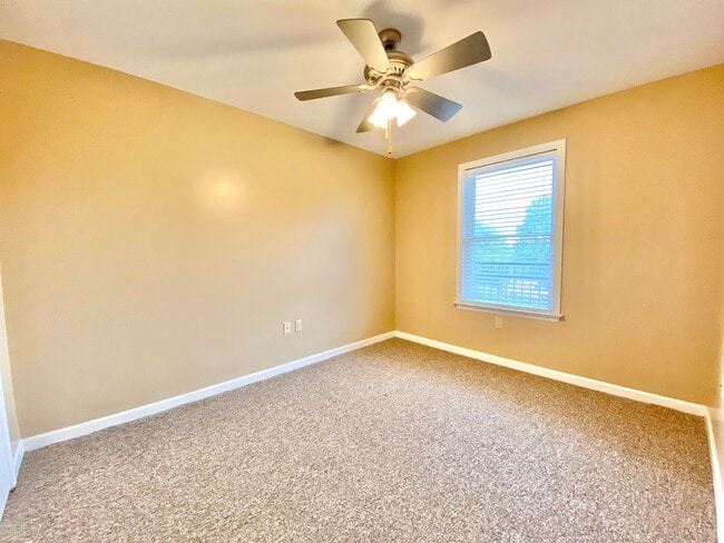 Foto del edificio - Welcome home to LAUREL STATION for Fall 2026! 3bed/2bath for $3300 includes two parking spaces!