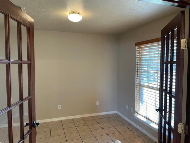 Building Photo - 6538 Kentwick Dr