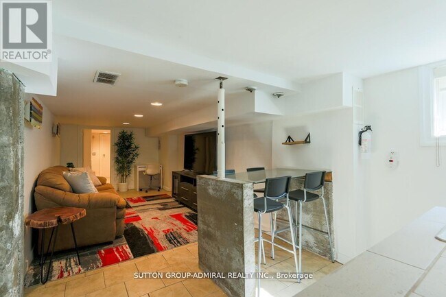 Photo du bâtiment - 70 Carlaw Ave