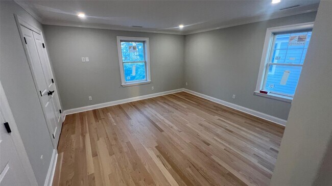 Foto del edificio - 234-236 Gainsborg Ave E