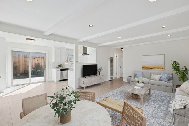 Building Photo - 2048 Garden Ln