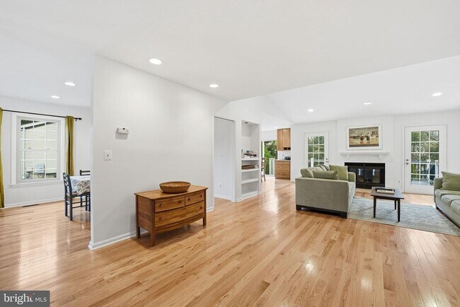 Building Photo - 9420 Lakeside Dr