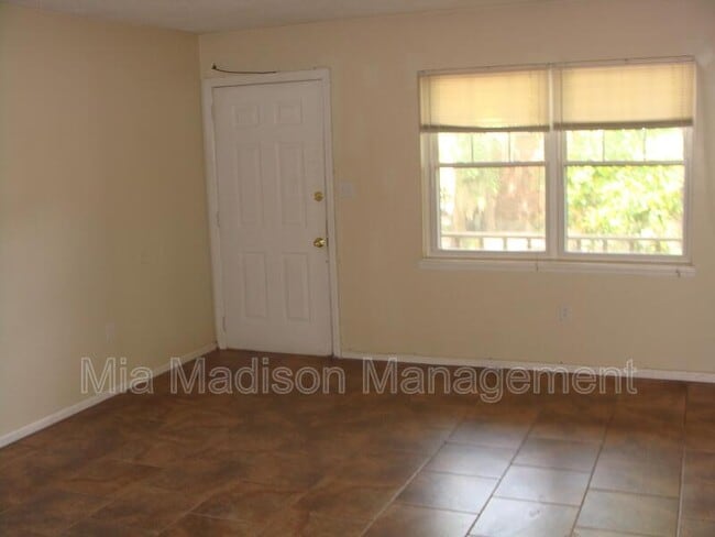 Building Photo - 1 Oak Forest Ln