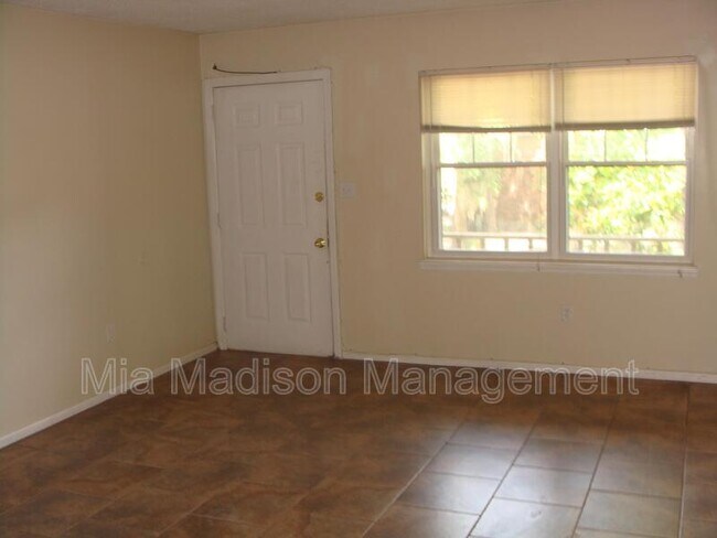 Foto del edificio - 1 Oak Forest Ln