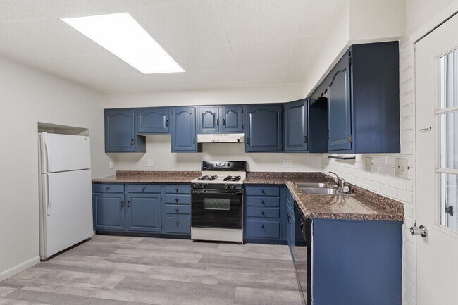 Building Photo - Beautiful Home with Central Air and Main F...