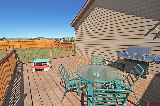 Building Photo - 3 Bedroom & 2 Bath Home with 2 Car Garage ...