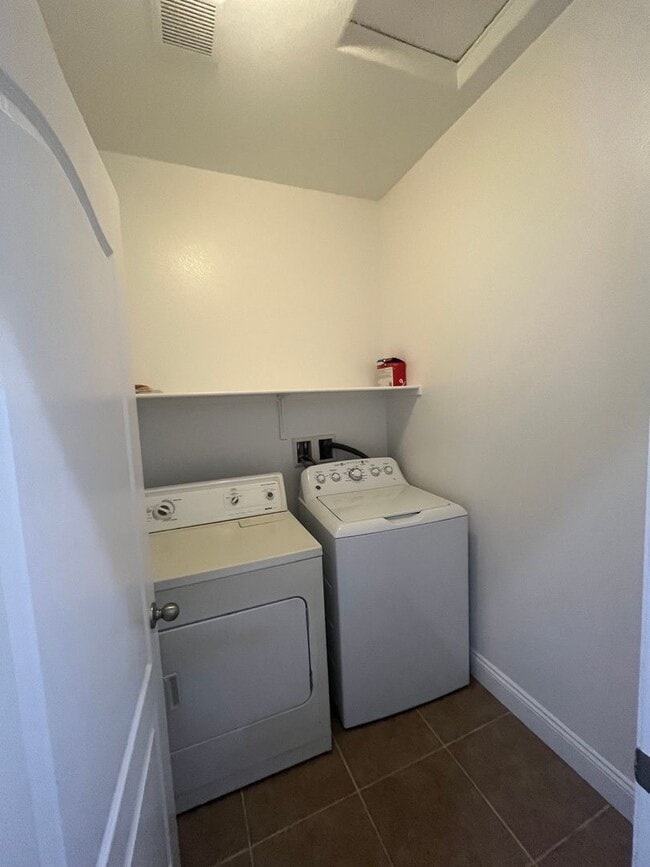 Foto del edificio - Stylish single-story living with 3 bedrooms, 2 baths, plus a versatile den — 1,489 sq ft of comfo...